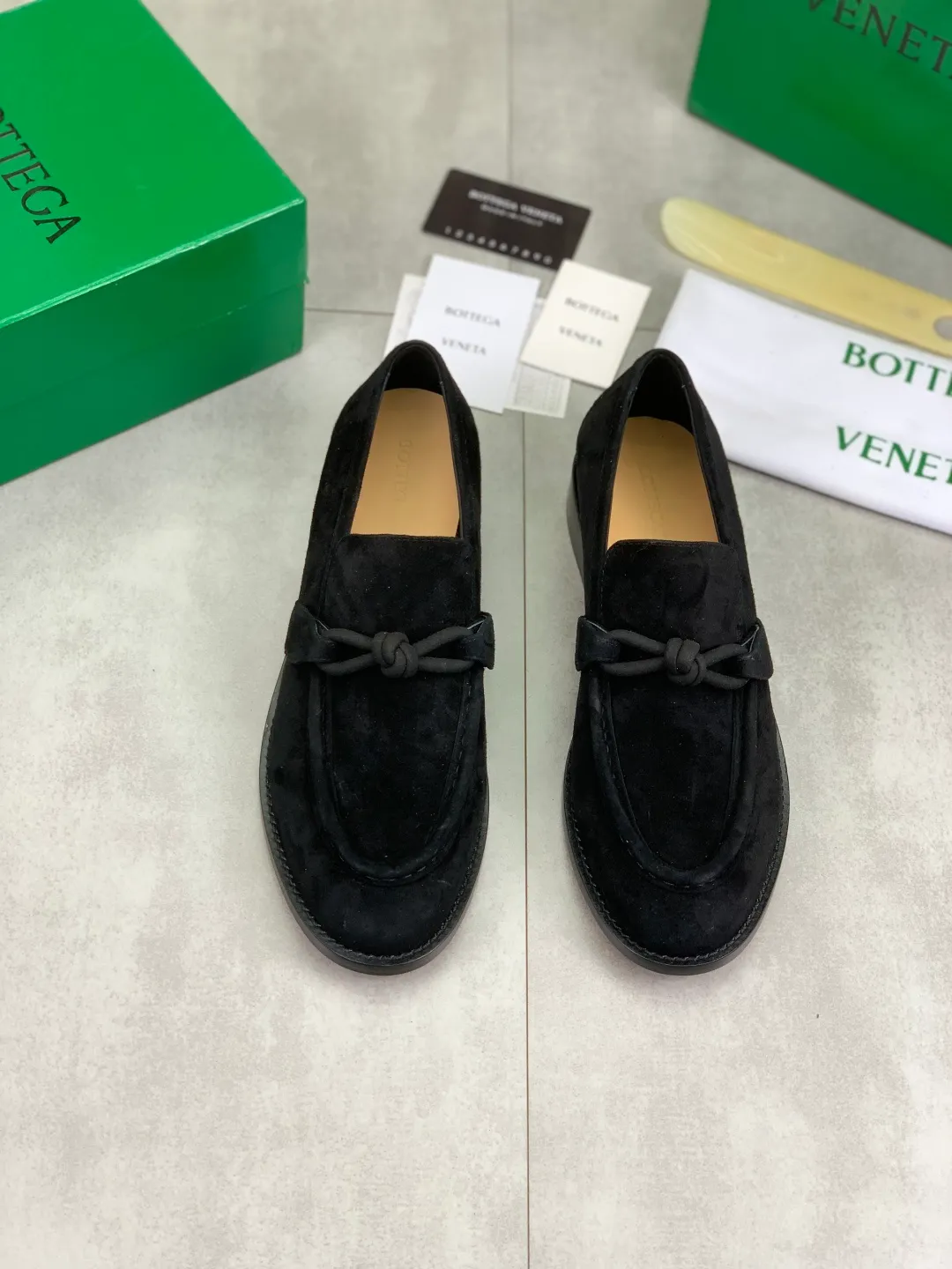 Men's shoes 💰P820 [New model] (genuine leather outsole) water-dyed cow lining 💰High-quality business couple leather shoes 💎💎💎 BOTTEGA VENETA official website synchronizes the latest top version of BV in the market, accept material comparison, shoe type comparison, process comparison, practical and textured, versatile and suitable for any occasion, the more you look at it, the more flavorful it becomes. Purely hand-knitted craftsmanship - Upper material, calfskin imported from Italy 🇮🇹 - High-quality water-dyed cowhide lining - Original private model customized leather outsole -Size: Female 35-39 (40 ordered) Male 39-44 (38 45 can be customized) Color: Multiple colors available